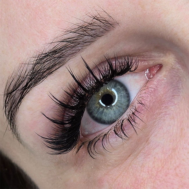 auge mit anime-lashes - Wimpernverlängerungen in München